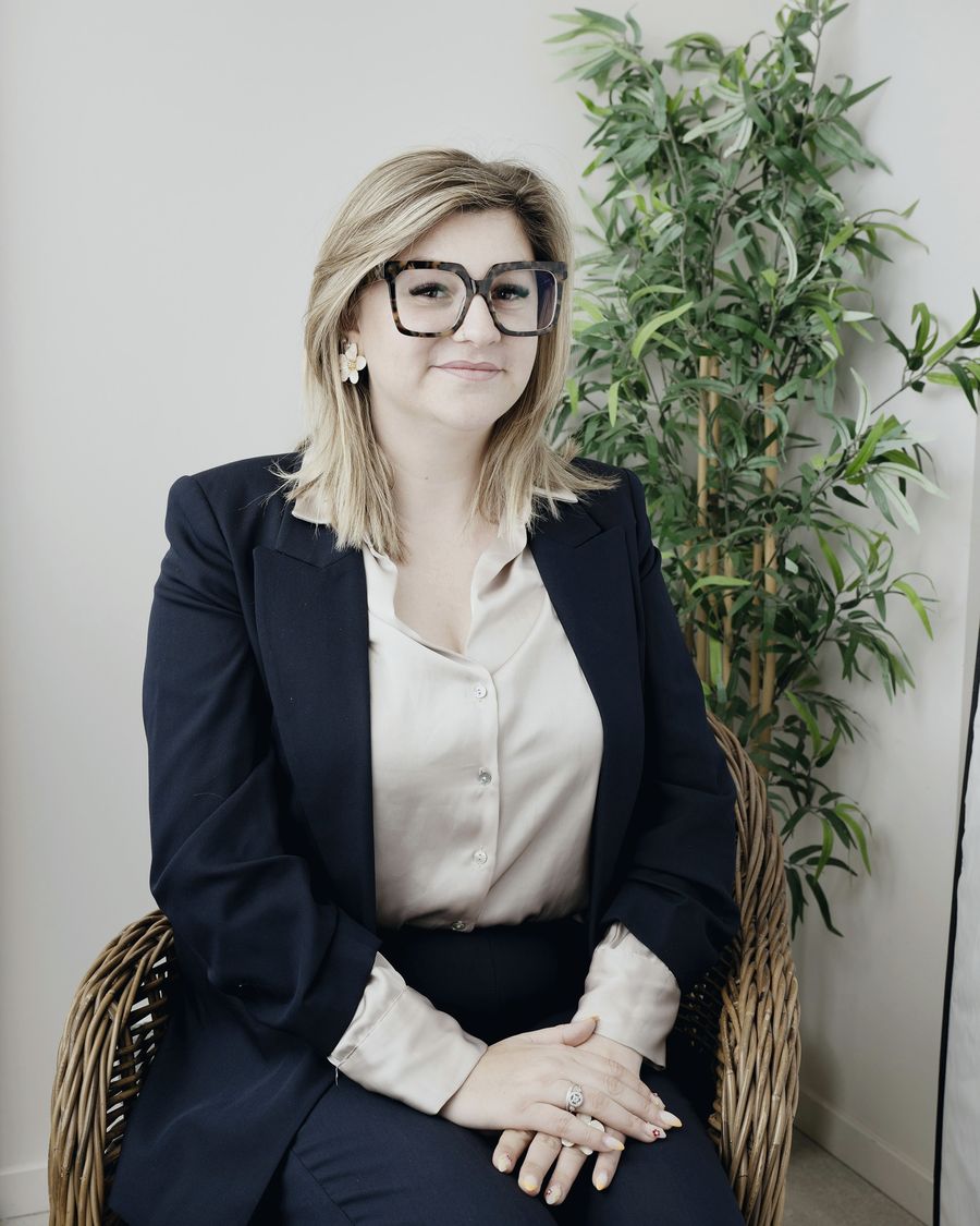 Consultora sentada em seu escritório