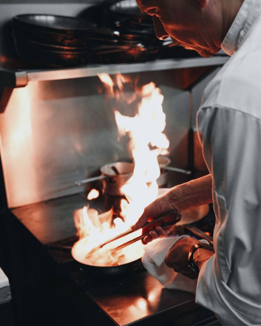 Chef finalizando um prato na cozinha