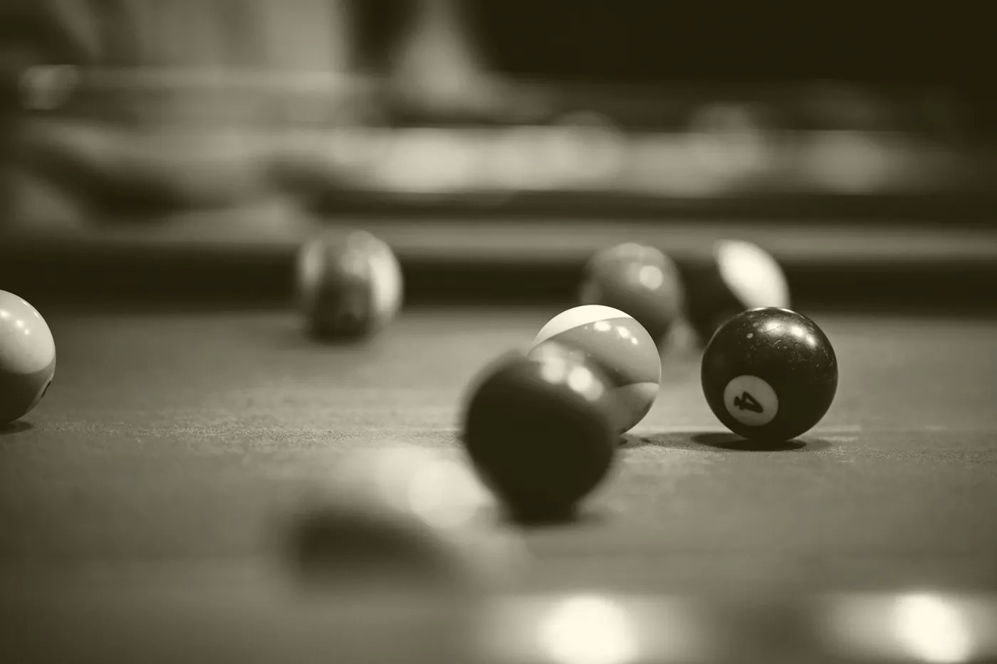 Bolas de sinuca sobre o feltro, em close